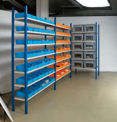 Rayonnage de stockage avec bac à bec pour pièces huileuses